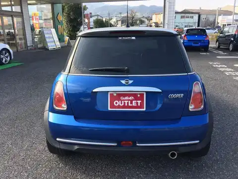 カタログ画像：ＭＩＮＩ （MINI） クーパー チェックメイト 2006年2月 GH-RA16 1600cc ハイパー・ブルー（メタリック） 燃費11.6km / l バック
