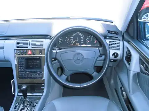 カタログ画像：Ｅクラス （E-CLASS） Ｅ４３０ アバンギャルド 1998年8月 GF-210070 4300cc アズライトブルー 燃費7.8km / l 内装