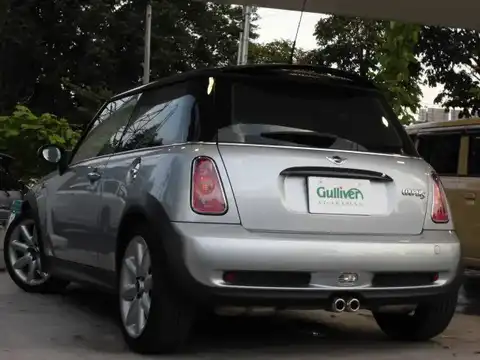 カタログ画像：ＭＩＮＩ （MINI） クーパーＳ 2002年3月 GH-RE16 1600cc ピュア・シルバーｏｒダーク・シルバー 燃費11.6km / l バック
