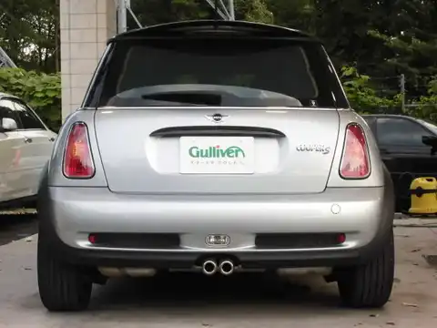 カタログ画像：ＭＩＮＩ （MINI） クーパーＳ 2002年3月 GH-RE16 1600cc ピュア・シルバーｏｒダーク・シルバー 燃費11.6km / l バック