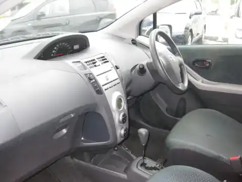 カタログ画像：ヴィッツ （VITZ） Ｆ インテリジェントパッケージ 2005年4月 DBA-KSP90 1000cc ライトブルーマイカメタリック 燃費24.5km / l 内装