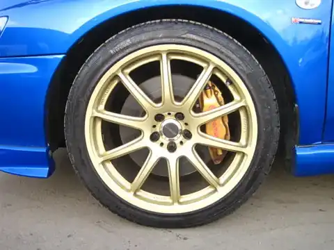 カタログ画像：インプレッサＷＲＸ （IMPREZA WRX） ＳＴｉ 2001年9月 GH-GDB 2000cc ＷＲブルー・マイカ 燃費10.4km / l タイヤ