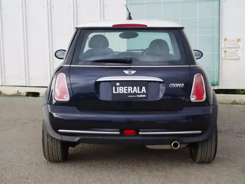 カタログ画像：ＭＩＮＩ （MINI） クーパー 2005年9月 GH-RA16 1600cc アストロ・ブラック（メタリック） 燃費13.4km / l バック