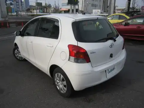 カタログ画像：ヴィッツ （VITZ） Ｂ Ｓエディション 2010年4月 DBA-KSP90 1000cc ホワイト 燃費22.5km / l バック