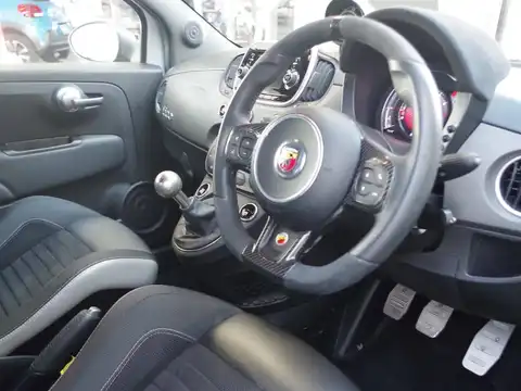 カタログ画像：アバルト５９５ （ABARTH 595） コンペティツィオーネ 2017年2月 ABA-31214T 1400cc グリジオカンポボーロ 燃費13.1km / l 内装