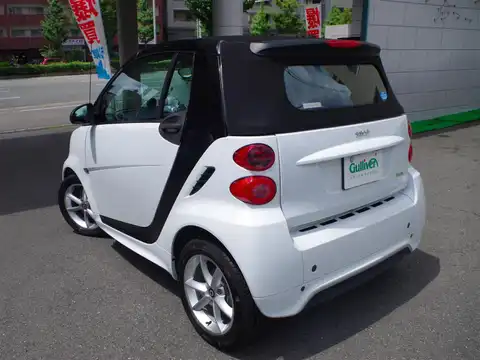 カタログ画像：スマートフォーツーカブリオ （SMART FORTWO CABRIO） ターボ 2012年5月 CBA-451432 1000cc クリスタルホワイト 燃費18.0km / l バック