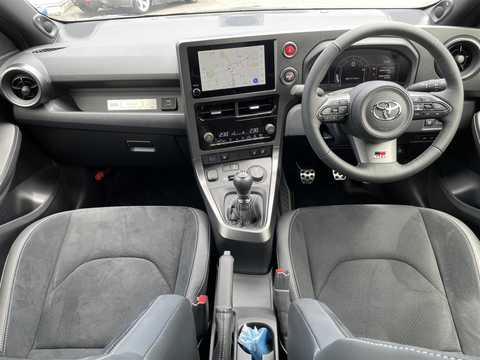 カタログ画像：ＧＲヤリス （GR YARIS） ＲＺ ハイパフォーマンス・セバスチャン オジエエディション 2024年3月 4BA-GXPA16 1600cc マットステルスグレー 燃費12.4km / l 内装