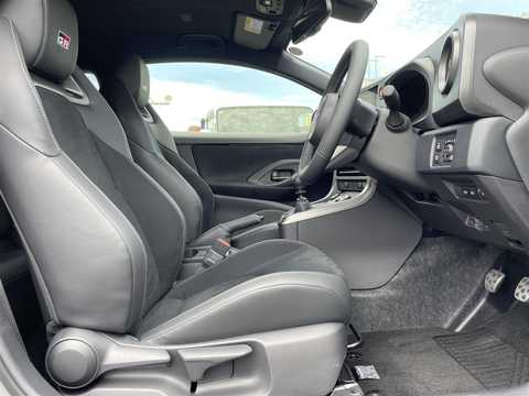 カタログ画像：ＧＲヤリス （GR YARIS） ＲＺ ハイパフォーマンス・セバスチャン オジエエディション 2024年3月 4BA-GXPA16 1600cc マットステルスグレー 燃費12.4km / l 内装