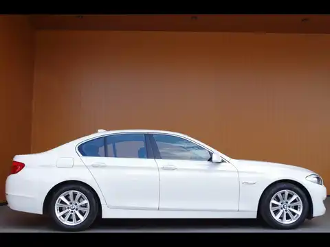 カタログ画像：５シリーズ （5 SERIES） ５２３ｉ ハイラインパッケージ 2010年7月 DBA-FP25 2500cc アルピン・ホワイトⅢ 燃費11.2km / l 外装