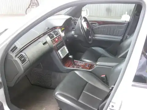 カタログ画像：Ｅクラスステーションワゴン （E-CLASS STATIONWAGON） Ｅ２４０ ステーションワゴン 1998年8月 GF-210261 2400cc ブリリアントシルバー 燃費9.2km / l 内装