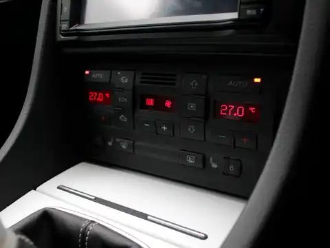 カタログ画像：ＲＳ４アバント （RS4 AVANT） ホワイトスタイルリミテッド 2007年7月 GH-8EBNSF 4200cc アイビスホワイト 燃費7.0km / l 内装