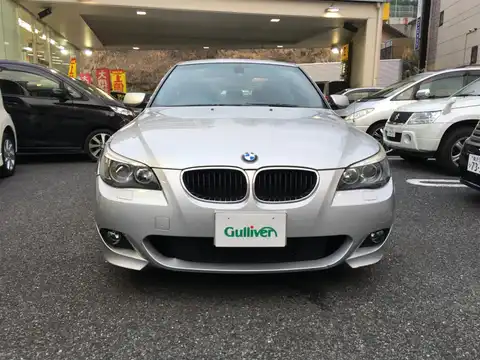 カタログ画像：５シリーズ （5 SERIES） ５２５ｉ Ｍスポーツパッケージ 2004年11月 GH-NA25 2500cc チタン・シルバー（メタリック・カラー）orシルバー・グレー（メタリック・カラー） 燃費8.8km / l フロント