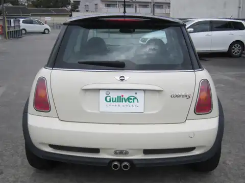 カタログ画像：ＭＩＮＩ （MINI） ＭＩＮＩ ２ＮＤアニバーサリーモデル 2004年2月 GH-RE16 1600cc ペッパー・ホワイト 燃費11.6km / l バック