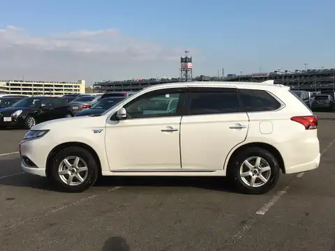 カタログ画像：アウトランダーＰＨＥＶ （OUTLANDER PHEV） Ｇ 2018年8月 5LA-GG3W 2400cc ホワイトパール 燃費16.4km / l 外装