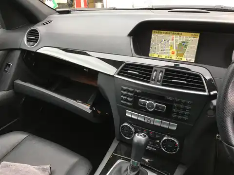 カタログ画像：Ｃクラスステーションワゴン （C-CLASS STATIONWAGON） Ｃ２００ ブルーエフィシェンシー ステーションワゴン アバンギャルド 2011年10月 DBA-204248 1800cc マグネタイトブラック（Ｍ）orオプシディアンブラック（Ｍ） 燃費13.6km / l 内装