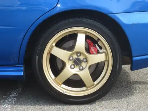 カタログ画像：インプレッサ （IMPREZA） ＷＲＸ ＷＲ－リミテッド ２００５ 2005年8月 TA-GDA 2000cc ＷＲブルー・マイカ 燃費11.8km / l タイヤ