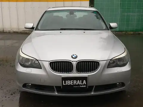 カタログ画像：５シリーズ （5 SERIES） ５２５ｉ 2005年11月 ABA-NE25 2500cc チタン・シルバーメタリックorシルバー・グレーメタリック 燃費8.8km / l フロント