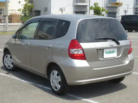 カタログ画像：フィット （FIT） Ｗ 2004年1月 DBA-GD1 1300cc ショアラインベージュメタリック 燃費23.0km / l バック