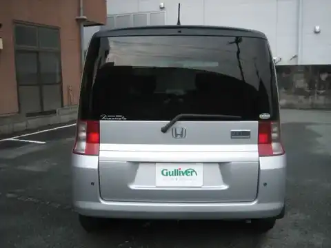 カタログ画像：モビリオ （MOBILIO） Ｙ 2002年12月 LA-GB1 1500cc サテンシルバーメタリック 燃費18.2km / l バック