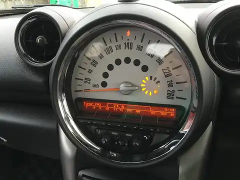 カタログ画像：ＭＩＮＩ （MINI） クーパー クロスオーバー オール４ 2013年9月 DBA-XD16 1600cc ロイヤル・グレー（メタリック） 燃費12.7km / l 内装