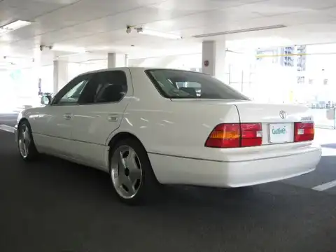 カタログ画像：セルシオ （CELSIOR） Ａ仕様 ｅＲバージョン装着車 1997年7月 E-UCF20 4000cc ホワイトパールマイカトーニングＧ 燃費8.5km / l バック