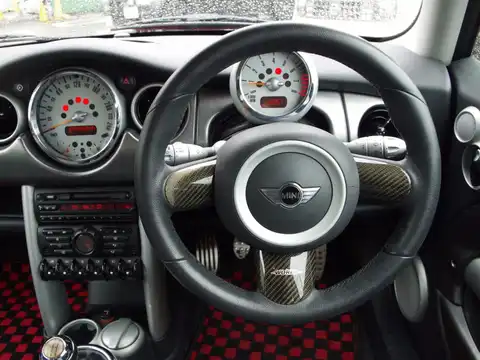 カタログ画像：ＭＩＮＩ （MINI） クーパーＳ 2002年3月 GH-RE16 1600cc チリ・レッド 燃費11.6km / l 内装
