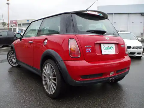 カタログ画像：ＭＩＮＩ （MINI） クーパーＳ 2002年3月 GH-RE16 1600cc チリ・レッド 燃費11.6km / l バック