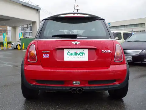 カタログ画像：ＭＩＮＩ （MINI） クーパーＳ 2002年3月 GH-RE16 1600cc チリ・レッド 燃費11.6km / l バック