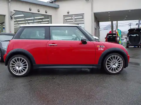カタログ画像：ＭＩＮＩ （MINI） クーパーＳ 2002年3月 GH-RE16 1600cc チリ・レッド 燃費11.6km / l 外装
