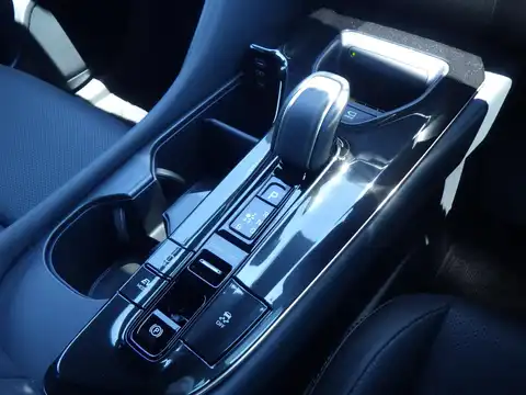 カタログ画像：クラウンスポーツ （CROWN SPORT） Ｚ 2025年7月 6AA-AZSH36W 2500cc プレシャスホワイトパールorブラック×プレシャスホワイトパール 燃費21.3km / l 内装