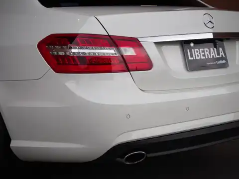 カタログ画像：Ｅクラス （E-CLASS） Ｅ２５０ ＣＧＩブルーエフィシェンシー アバンギャルド １２５！エディション 2011年1月 DBA-212047C 1800cc カルサイトホワイト（Ｓ） 燃費10.8km / l 外装