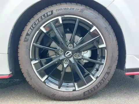 カタログ画像：オーラ （AURA） ニスモ 2025年8月 6AA-FE13 1200cc ピュアホワイトパール（3P）/スーパーブラック 2トーンorピュアホワイトパール（3P） 燃費23.3km / l タイヤ