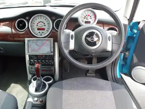 カタログ画像：ＭＩＮＩ （MINI） クーパー 2004年4月 GH-RA16 1600cc エレクトリック・ブルー・メタリック 燃費14.4km / l 内装