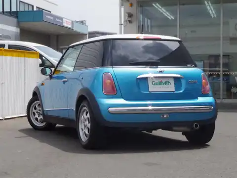 カタログ画像：ＭＩＮＩ （MINI） クーパー 2004年4月 GH-RA16 1600cc エレクトリック・ブルー・メタリック 燃費14.4km / l バック