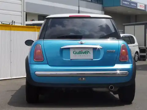 カタログ画像：ＭＩＮＩ （MINI） クーパー 2004年4月 GH-RA16 1600cc エレクトリック・ブルー・メタリック 燃費14.4km / l バック