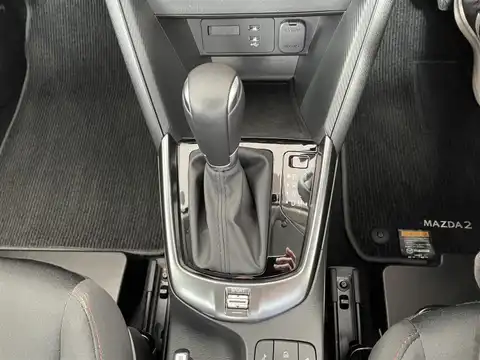カタログ画像：ＭＡＺＤＡ２ （MAZDA2） １５スポルト 2024年12月 5BA-DJLFS 1500cc ソウルレッドクリスタルメタリック 燃費20.3km / l 内装