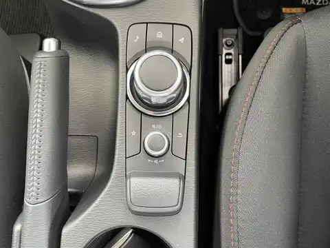 カタログ画像：ＭＡＺＤＡ２ （MAZDA2） １５スポルト 2024年12月 5BA-DJLFS 1500cc ソウルレッドクリスタルメタリック 燃費20.3km / l 内装