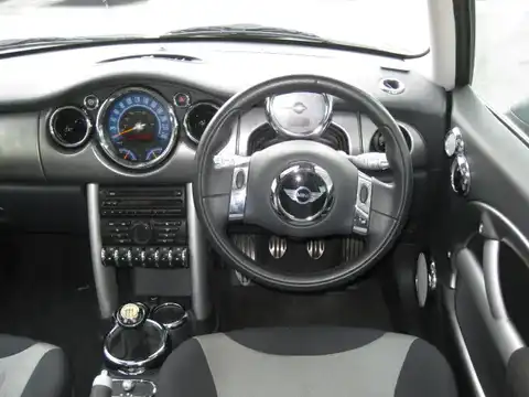 カタログ画像：ＭＩＮＩ （MINI） クーパーＳ 2002年3月 GH-RE16 1600cc ブラック 燃費11.6km / l 内装