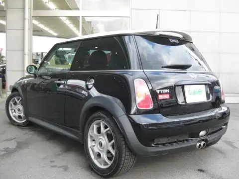 カタログ画像：ＭＩＮＩ （MINI） クーパーＳ 2002年3月 GH-RE16 1600cc ブラック 燃費11.6km / l バック