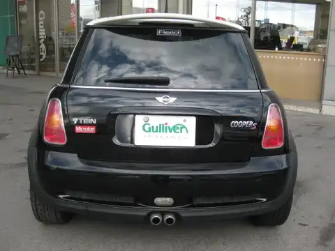 カタログ画像：ＭＩＮＩ （MINI） クーパーＳ 2002年3月 GH-RE16 1600cc ブラック 燃費11.6km / l バック