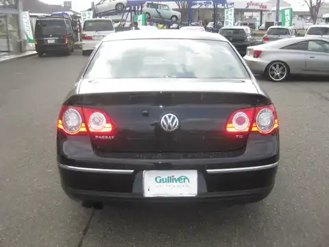 カタログ画像：パサート （PASSAT） ＴＳＩコンフォートライン 2008年11月 ABA-3CBZB 1800cc ディープブラックパールエフェクト 燃費10.8km / l バック