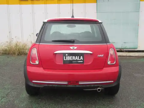 カタログ画像：ＭＩＮＩ （MINI） ワン セブン 2006年2月 GH-RA16 1600cc ソーラー・レッド（メタリック）orチリ・レッド（ソリッド） 燃費11.8km / l バック
