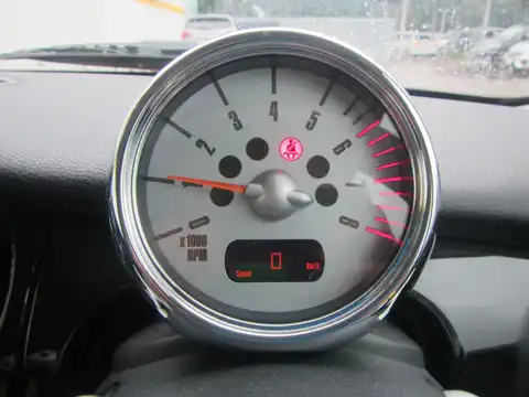 カタログ画像：ＭＩＮＩ （MINI） ワン セブン 2006年2月 GH-RA16 1600cc ソーラー・レッド（メタリック）orチリ・レッド（ソリッド） 燃費11.8km / l 内装