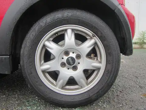 カタログ画像：ＭＩＮＩ （MINI） ワン セブン 2006年2月 GH-RA16 1600cc ソーラー・レッド（メタリック）orチリ・レッド（ソリッド） 燃費11.8km / l タイヤ