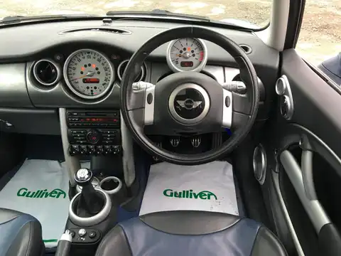 カタログ画像：ＭＩＮＩ （MINI） クーパーＳ 2002年3月 GH-RE16 1600cc エレクトリック・ブルー 燃費11.6km / l 内装