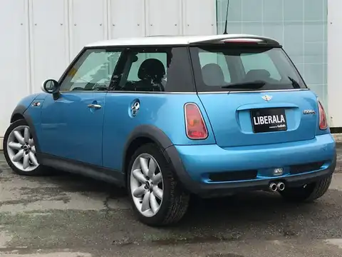 カタログ画像：ＭＩＮＩ （MINI） クーパーＳ 2002年3月 GH-RE16 1600cc エレクトリック・ブルー 燃費11.6km / l バック