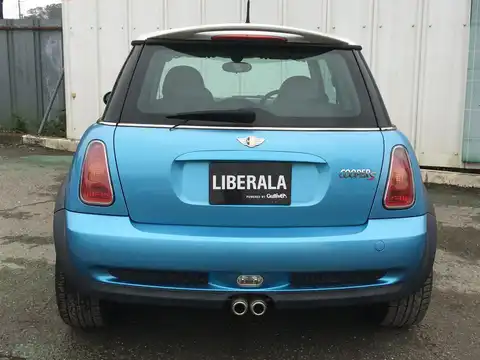 カタログ画像：ＭＩＮＩ （MINI） クーパーＳ 2002年3月 GH-RE16 1600cc エレクトリック・ブルー 燃費11.6km / l バック
