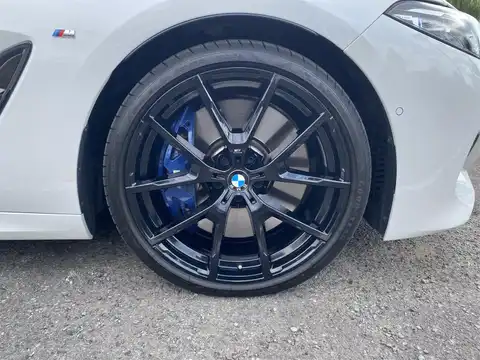 カタログ画像：８シリーズ （8 SERIES） Ｍ８５０ｉ ｘＤｒｉｖｅ グランクーペ 2022年3月 3BA-GV44 4400cc アルピン・ホワイト（ソリッド・カラー） タイヤ