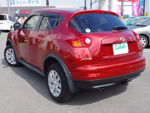 カタログ画像：ジューク （JUKE） １５ＲＳ タイプＶ 2012年6月 DBA-YF15 1500cc ラディアントレッド（ＰＭ） 燃費17.2km / l バック