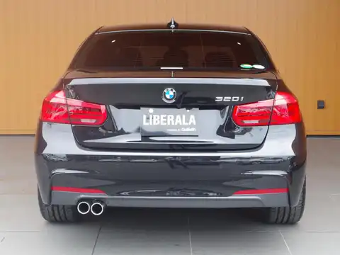 カタログ画像：３シリーズ （3 SERIES） ３２０ｉ Ｍスポーツ 2018年1月 DBA-8A20 2000cc ブラック・サファイア 燃費15.7km / l バック